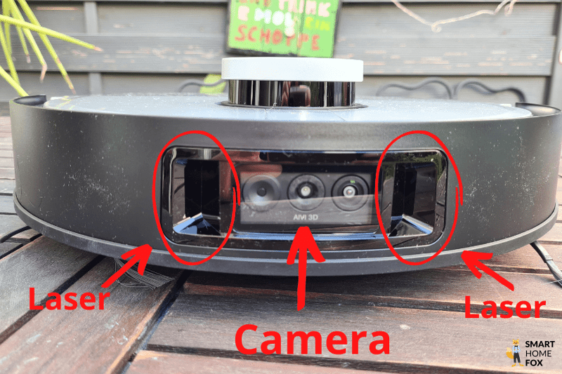 Die Frontkamera und der Laser des Ecovacs Deebot X1 Turbo sind in der Nahaufnahme zu sehen.